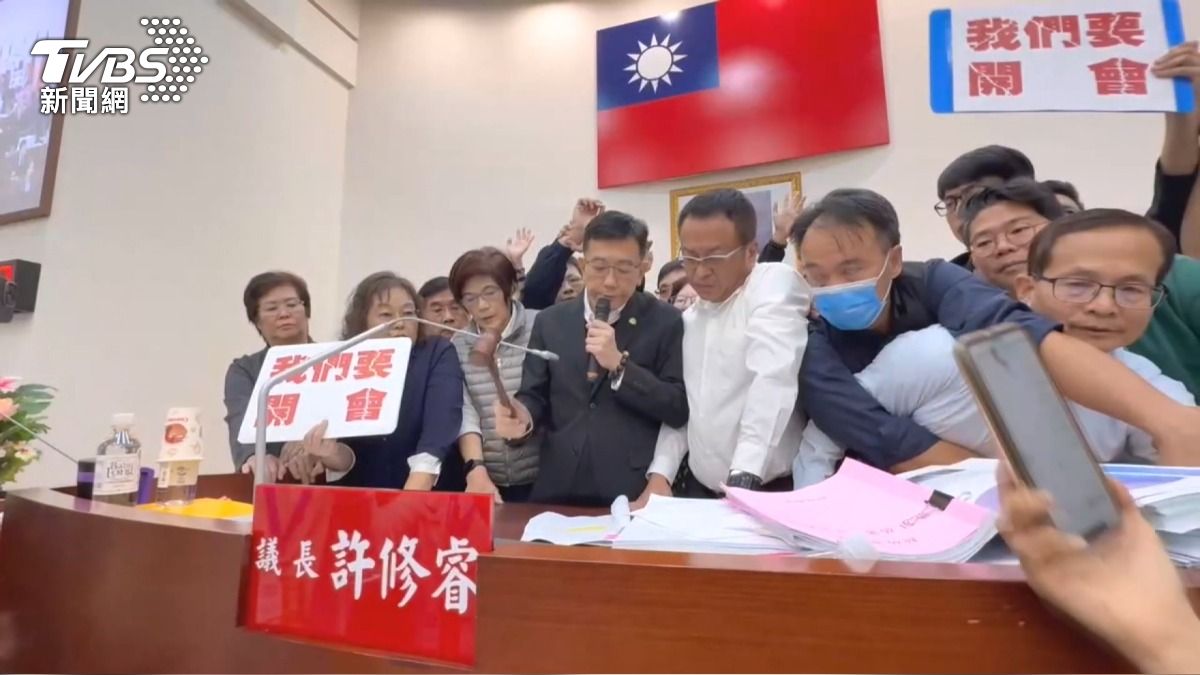新竹市議會「大亂鬥」藍綠為預算審查爆推擠!議場淪戰場。(圖/TVBS)