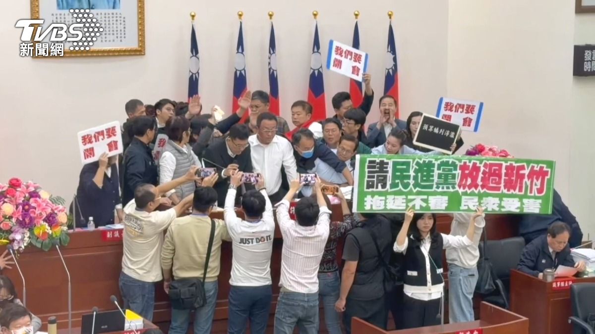 新竹市議會「大亂鬥」藍綠為預算審查爆推擠!議場淪戰場。(圖/TVBS)