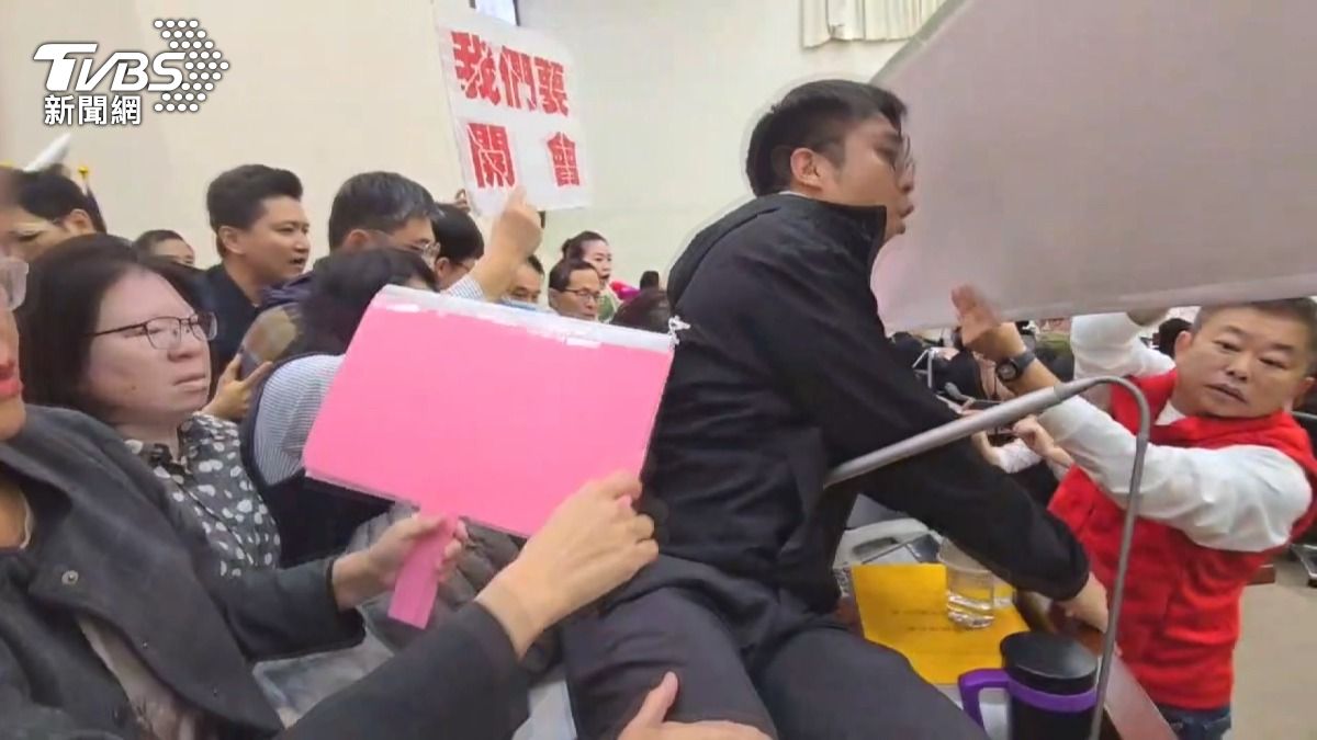 竹市審預算爆衝突 綠議員:議會最黑暗一天。(圖/TVBS)