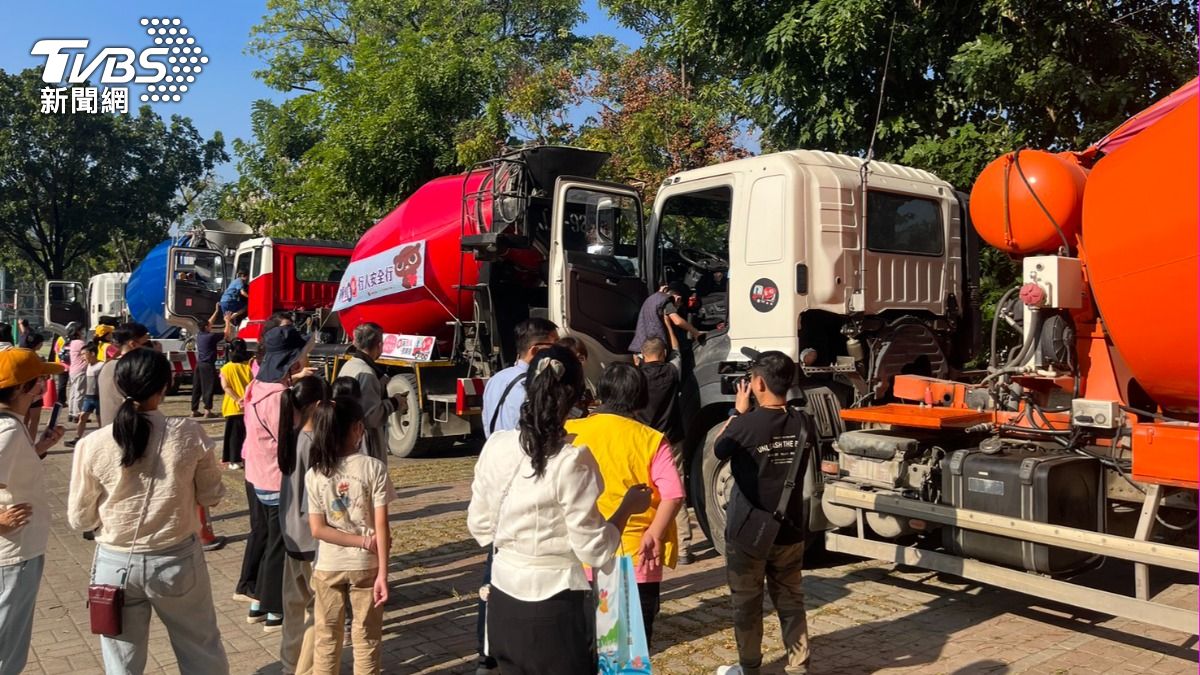 大車業者攜手左營分局進入文府國小宣導大車交通安全。（圖／TVBS）