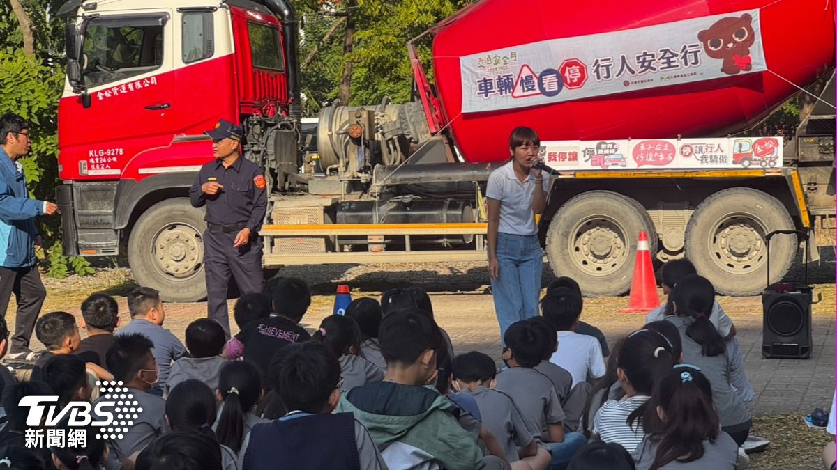 大車業者攜手左營分局進入文府國小宣導大車交通安全。（圖／TVBS）
