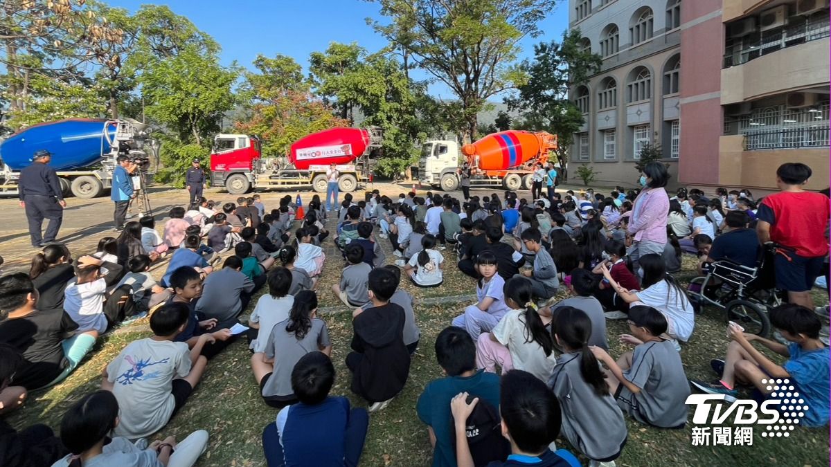 大車業者攜手左營分局進入文府國小宣導大車交通安全。（圖／TVBS）