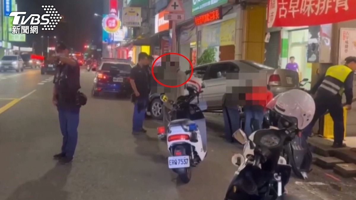 高雄三民區發生一起離譜車禍,一名7旬老翁,因為打錯檔,導致車輛倒退暴衝,撞到停車格內6部摩托車。(圖/TVBS)