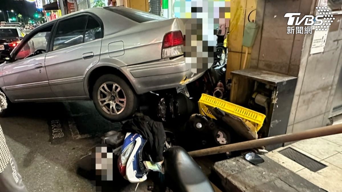 幾部機車卡在車子下方,轎車尾巴翹了起來,現場一片狼藉。(圖/TVBS)