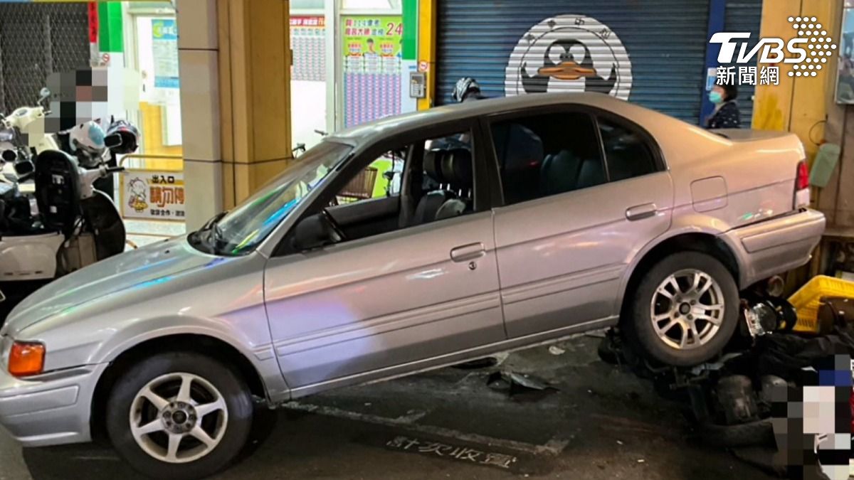 因為一時粗心大意,打錯檔導致6部機車受損,還害一名女子跌倒受傷,駕駛這下恐怕賠大了。(圖/TVBS)