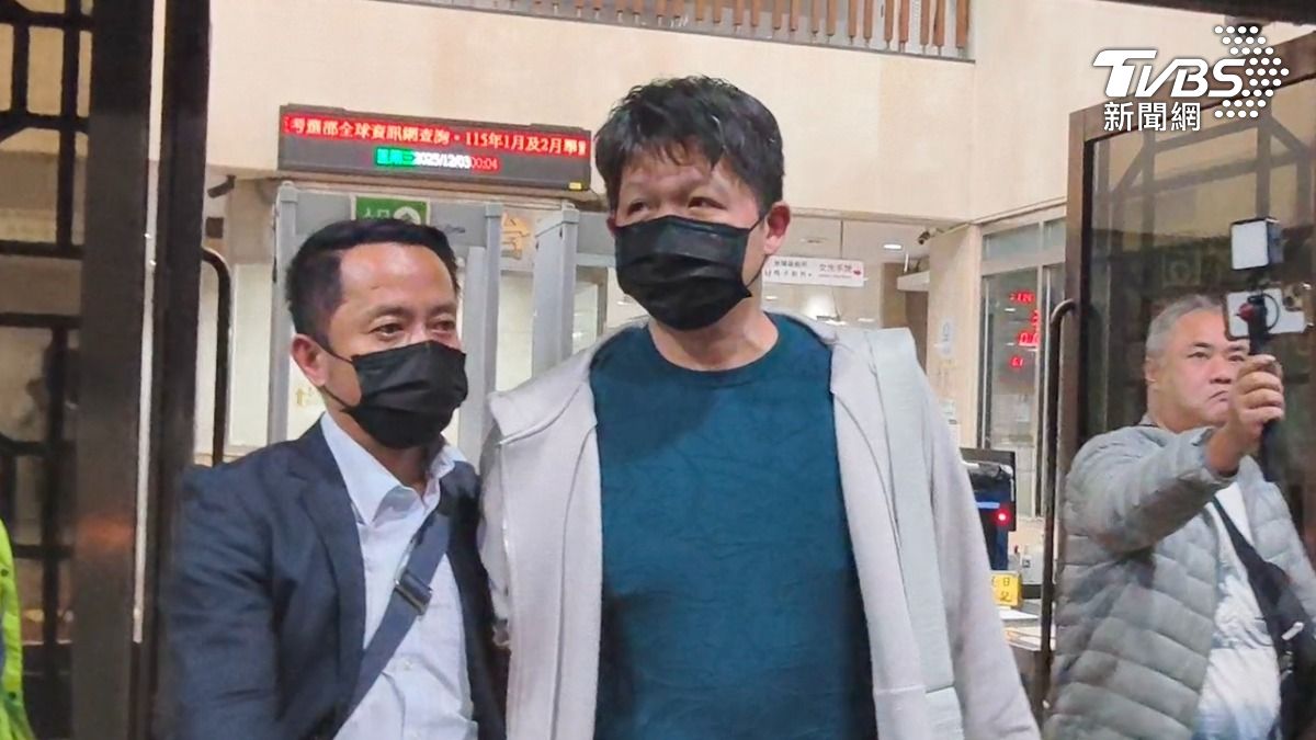 邱嬿妤夫婿、聖永金業負責人蔡承翰(中)以500萬元保並限制出境、出海。(圖/TVBS)