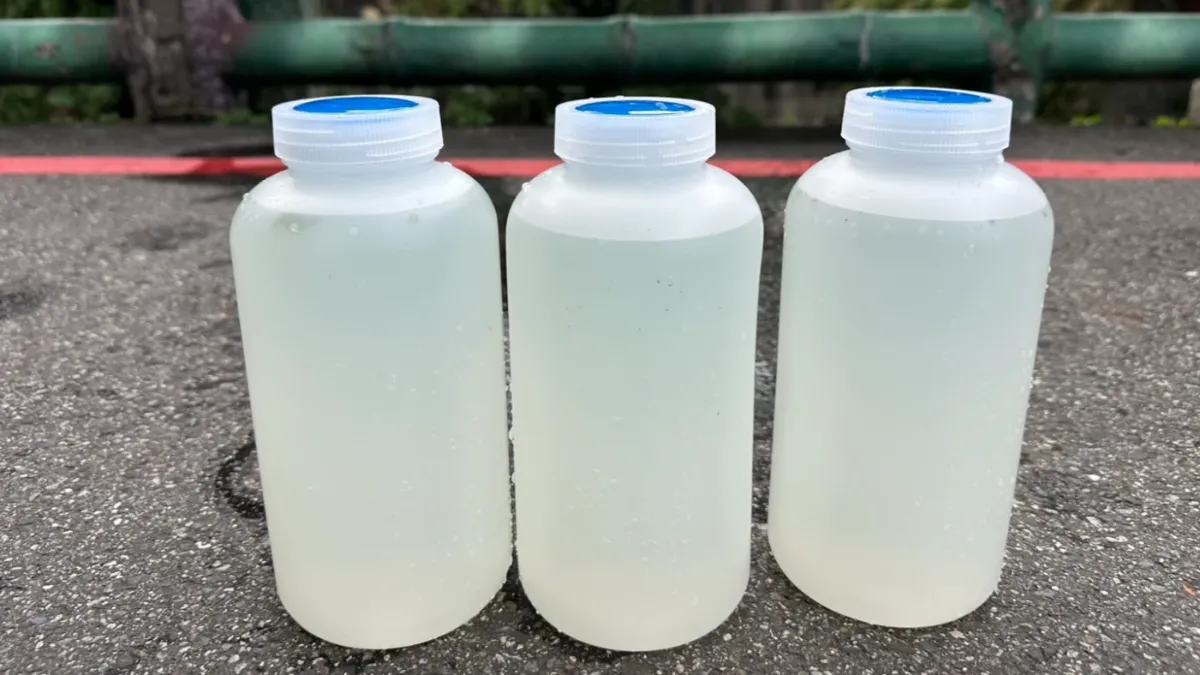 環保局進行水質採樣檢測。(圖/新北市環保局)