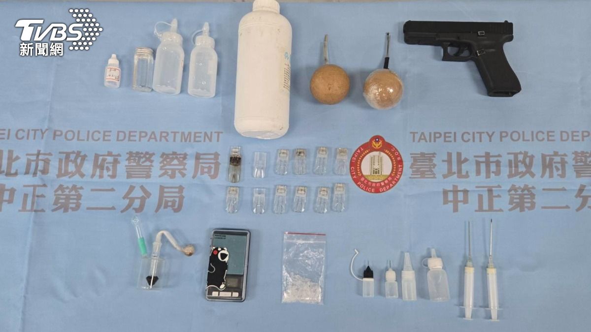 警方查獲毒品、槍枝等證物。（圖／TVBS）
