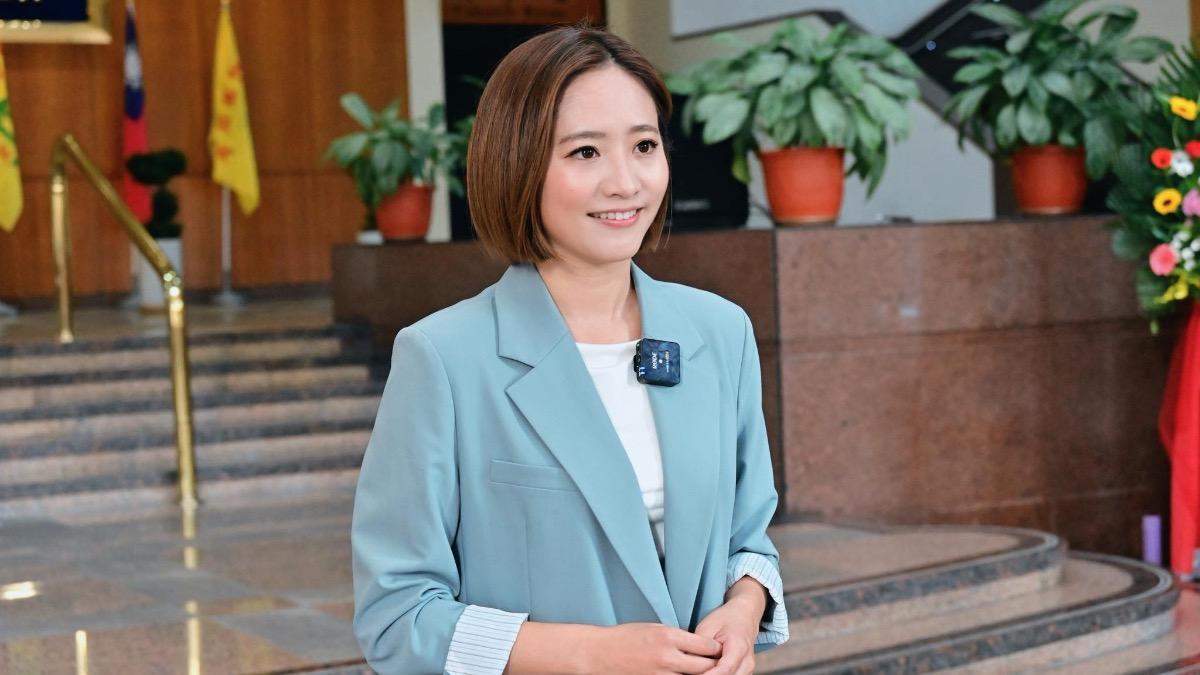 新竹縣長初選開打!這競選發言人「神似王淨」 前主播背景曝