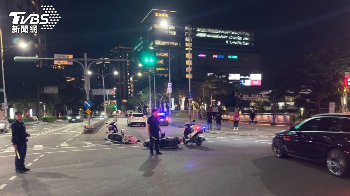 警用機車路口與另輛機車擦撞，所幸員警與婦人僅有輕傷。（圖／TVBS）