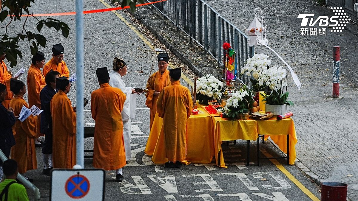 香港警方搜救行動一度因宏福苑罹難者家屬舉行路祭而暫停　 (圖／達志影像路透社)