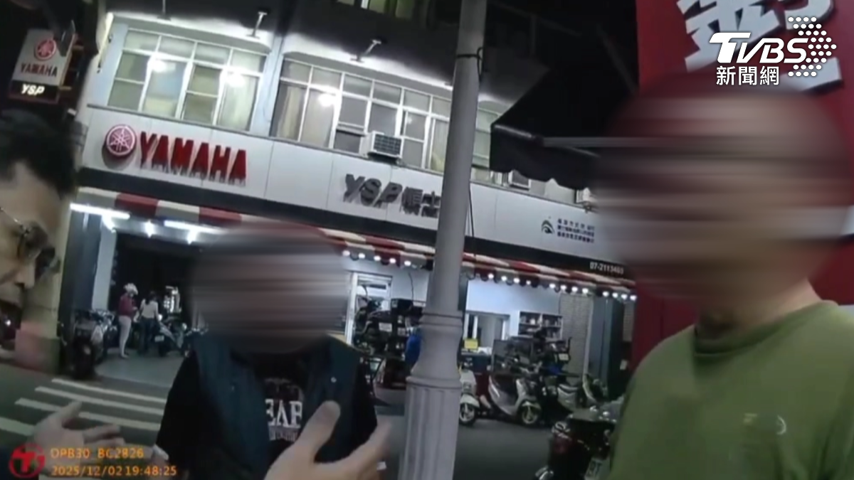 身穿綠衣的男子向警方說明事情經過，而黑衣男子則比手畫腳，雙方口角衝突。（圖／TVBS）