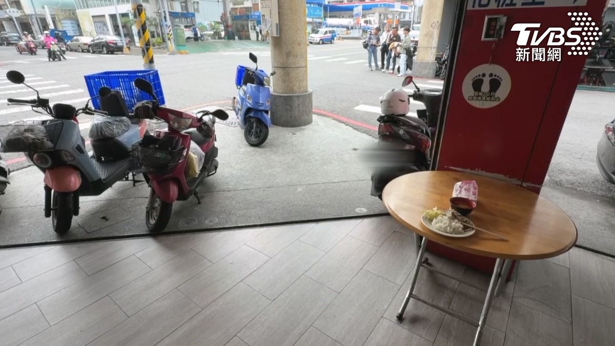 這起債務糾紛發生在高雄新興區一家知名便當店外，所幸警方及時趕到現場制止。（圖／TVBS）