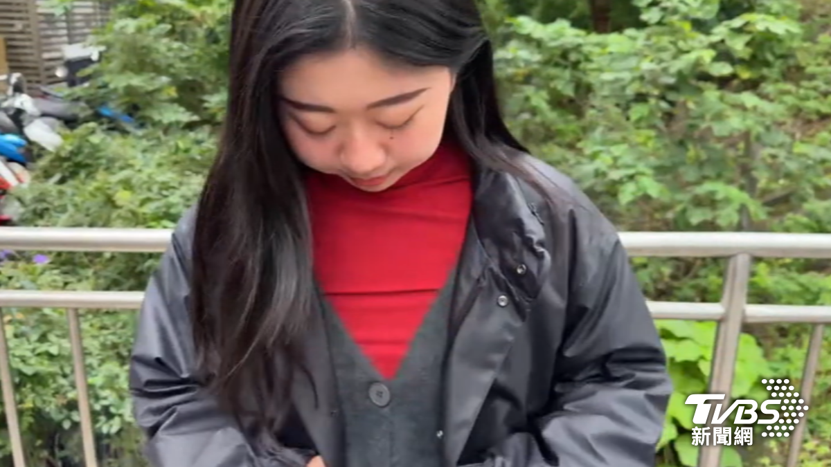 專家推薦三明治穿搭法，把握「貼身內搭、毛衣背心、防風防水」的三層搭配，兼顧時尚又保暖。（圖／TVBS）