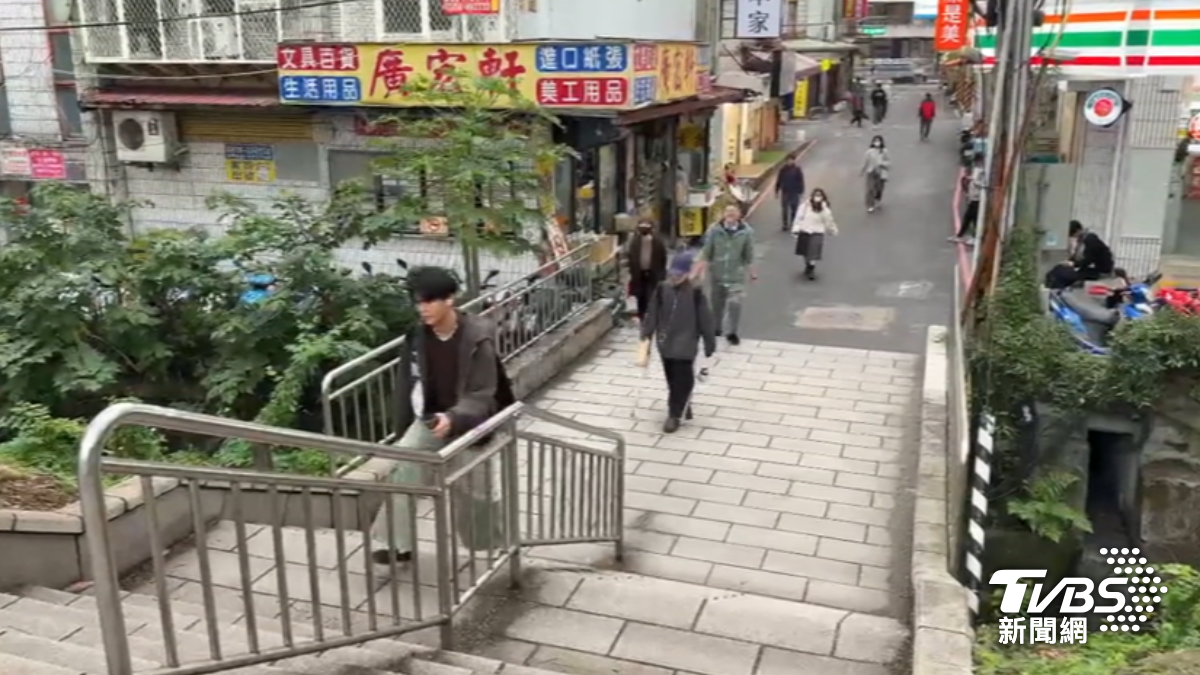 天氣轉涼，不少人拿出較厚的外套、大衣保暖。（圖／TVBS）