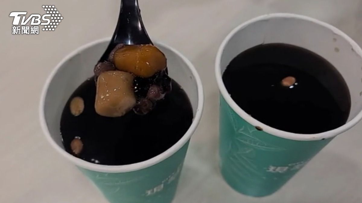 超商推出燒仙草，配料豐富。（圖／TVBS）