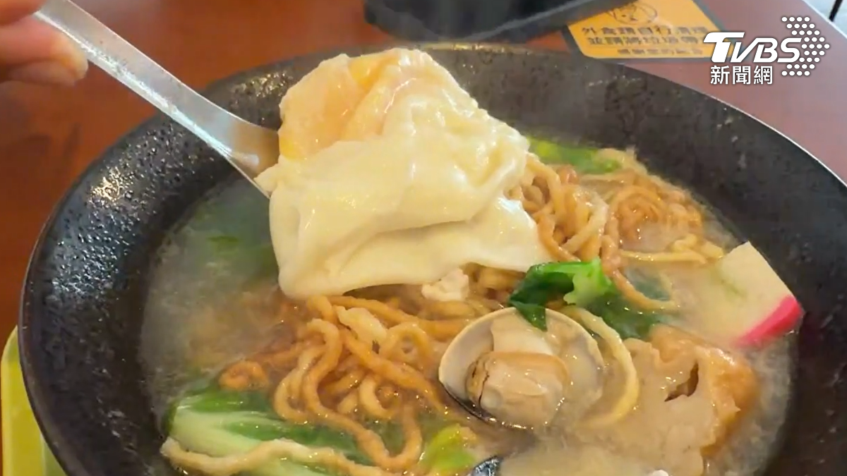 台南文南路上一家「不務正業」的飲料店也賣起鍋燒麵，一碗售價45元。（圖／TVBS）