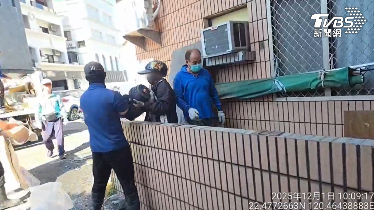 環保局人員前來清除時，婦人激動地搶過準備丟棄的物品，並與清潔人員發生拉扯，場面一度混亂。（圖／TVBS）