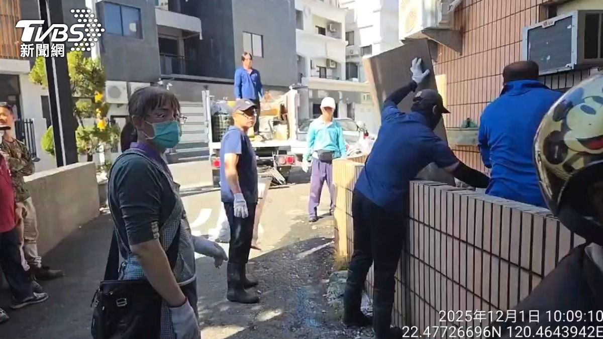鄰居表示，這位婦人平常就會將廢棄物放在角落，已經嚴重影響到周圍居民的生活。（圖／TVBS）