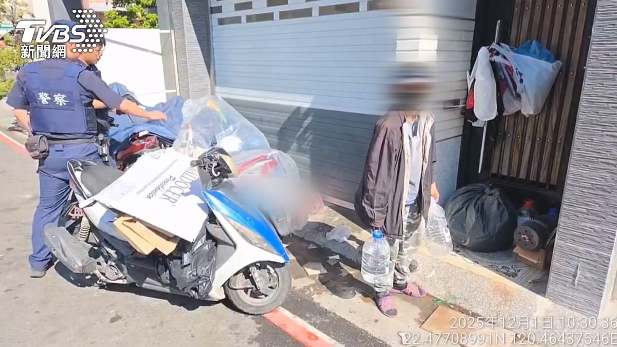 婦人的機車違停行為也引來員警開單，她不但在環保局人員清理現場時大鬧，還揚言要提告，行為相當囂張。（圖／TVBS）