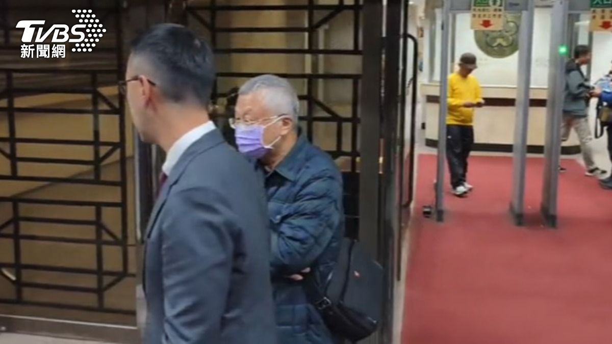 世曦工程工程部主管張欽森(白髮者)遭約談後無保請回。（圖／TVBS)