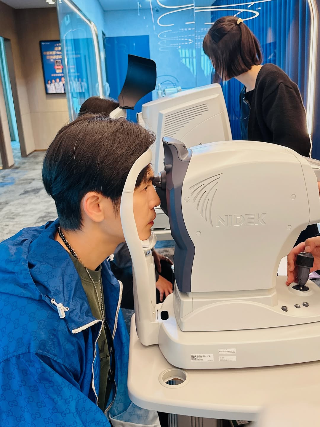 Gino到眼科診所諮詢檢查。(圖/翻攝自Gino IG)