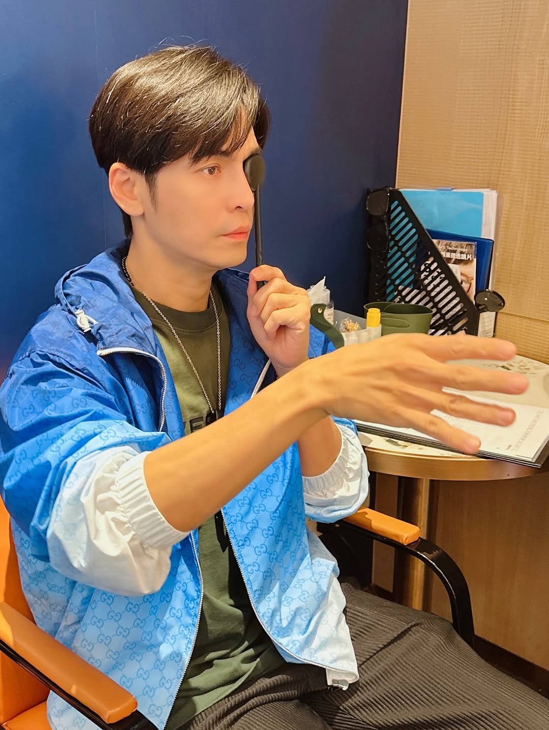 Gino為擺脫眼疾,決定嘗試「脈衝光眼睛手術」。(圖/翻攝自Gino IG)