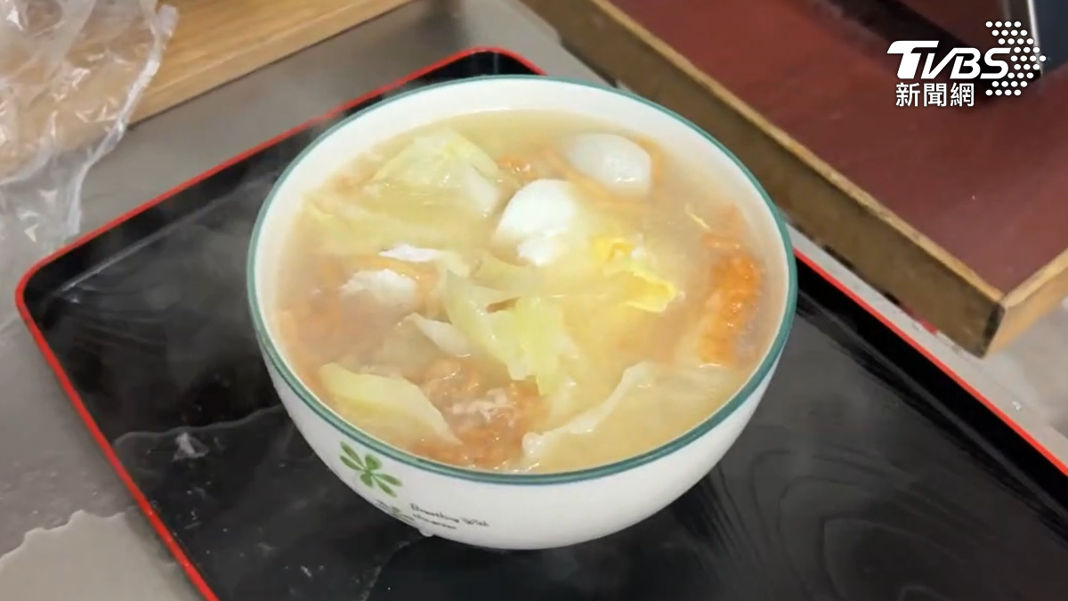 台南一家冰店賣起鍋燒意麵，使用自熬雞骨玉米高湯，用料實在。（圖／TVBS）