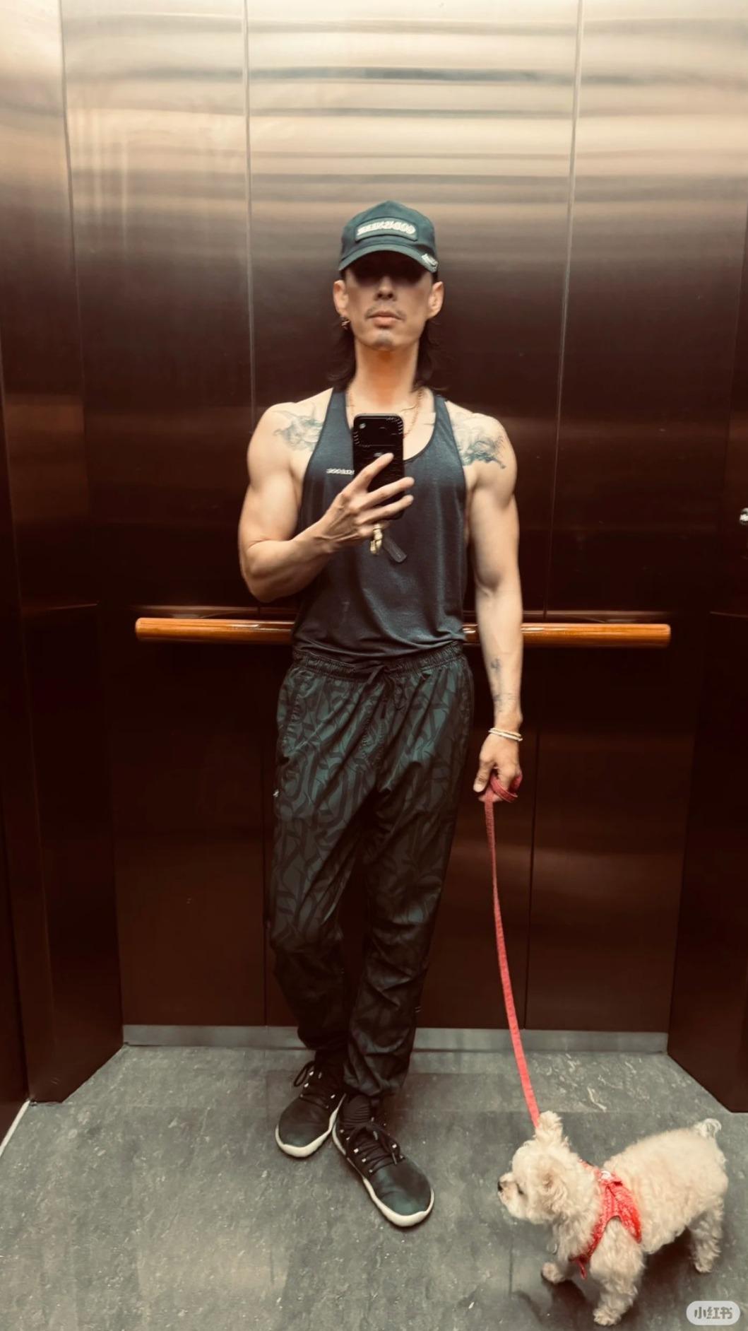 吳建豪昨曬出遛狗照,卻被網友說瘦到像老頭。(圖/翻攝自吳建豪小紅書)