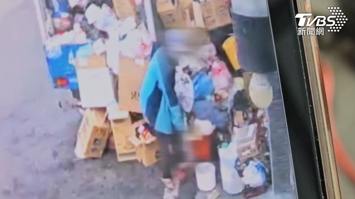 這位穿著藍衣的婦人曾將一隻死老鼠丟在鄰居家門前,原因是鄰居向她反映不要將回收物堆放得到處都是。(圖/TVBS)