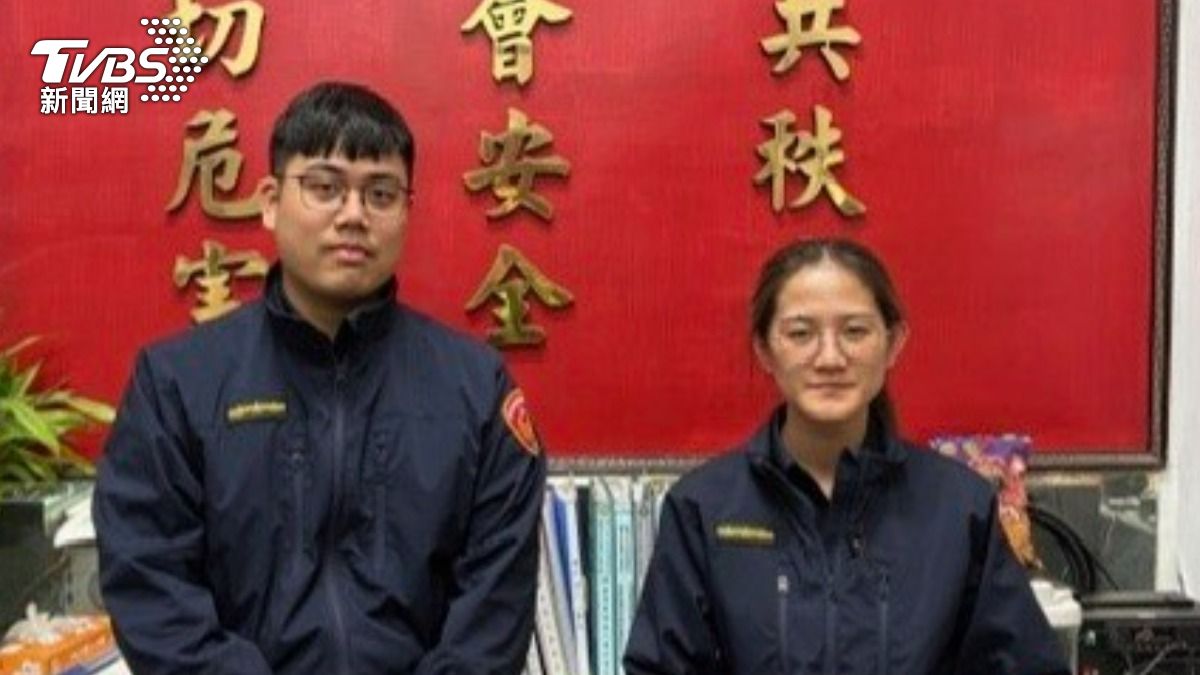 華江派出所警員施偉捷(左)、張秀如獲報後前往郵局,成功阻止婦人遭詐。(圖/TVBS)