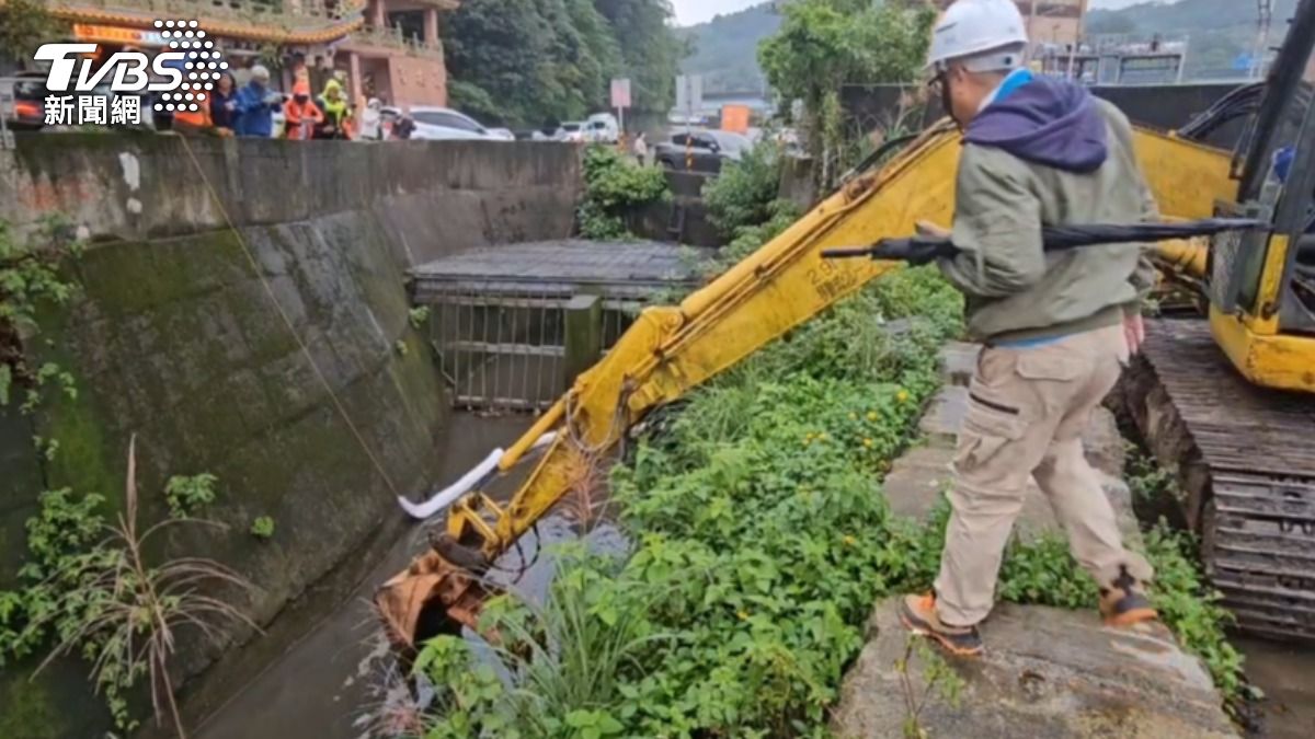 基隆河油污源頭仍未知！碇內溝渠又冒白泡沫　拚2天完成清淤