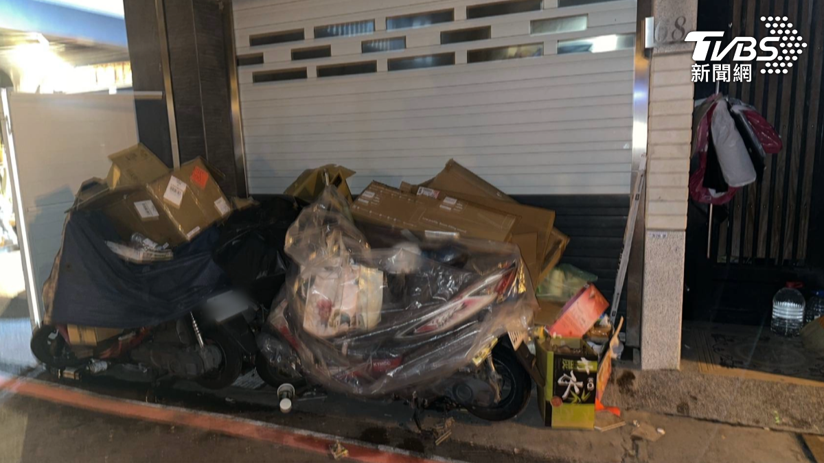 在她的藍色小貨車被強制拖走後,又添購了兩部新機車,但這些機車並非用來代步,而是作為堆放垃圾的場所。(圖/TVBS)