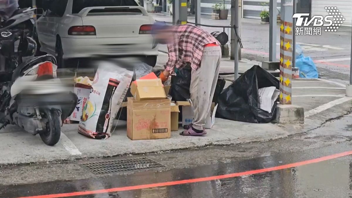 婦人罰款全數繳清,儘管如此,婦人仍持續收集回收物,似乎不在意罰款金額。(圖/TVBS)
