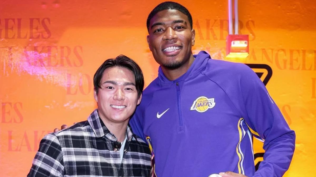 道奇隊王牌投手山本由伸現身NBA湖人隊主場,跟日籍球星八村壘同框。(圖/翻攝自IG@dodgers、@lakers)