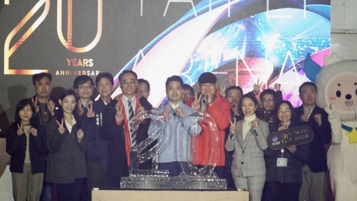 台北市長蔣萬安(中)出席臺北小巨蛋20週年慶祝儀式。(圖/台北市政府提供)