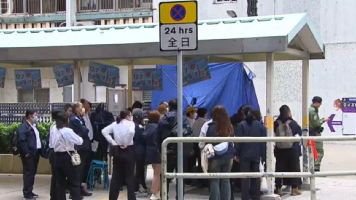 只開放一次,最多兩人,宏志閣開放居民返家取物。(圖/TVB)