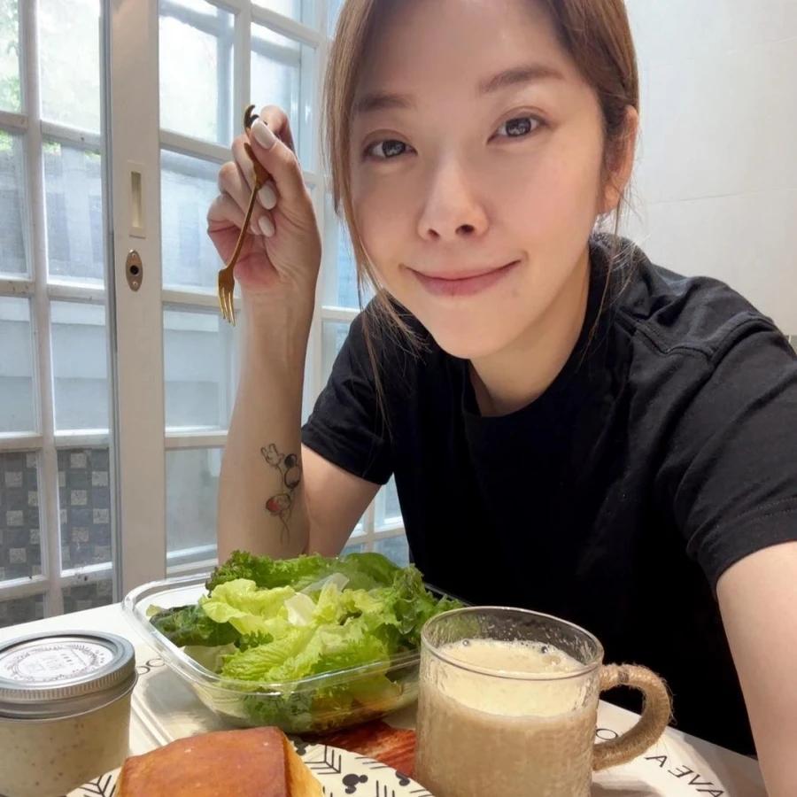 MEI的飲控重點超簡單,吃平常的一半,其他用肉、菜補上飽足感。(圖/翻攝自臉書@Mei 邱馨葦)