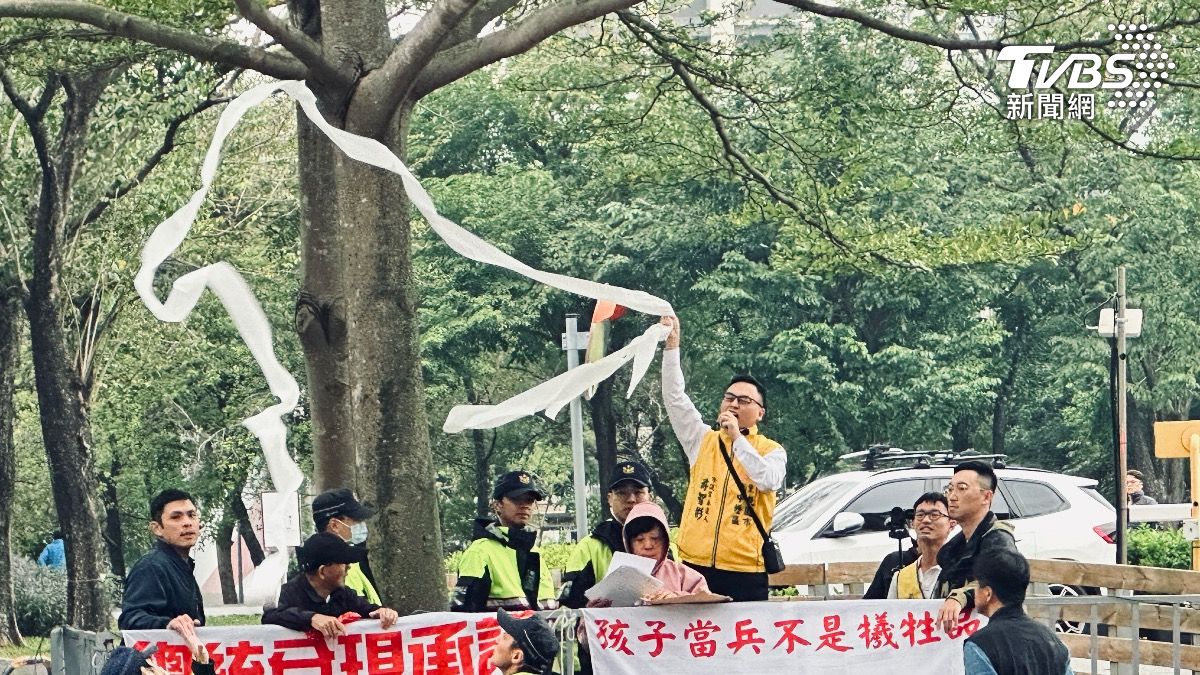新黨副秘書長游智彬3日下午前往民進黨中央黨部抗議國防預算。（圖／潘袁詩羽攝）