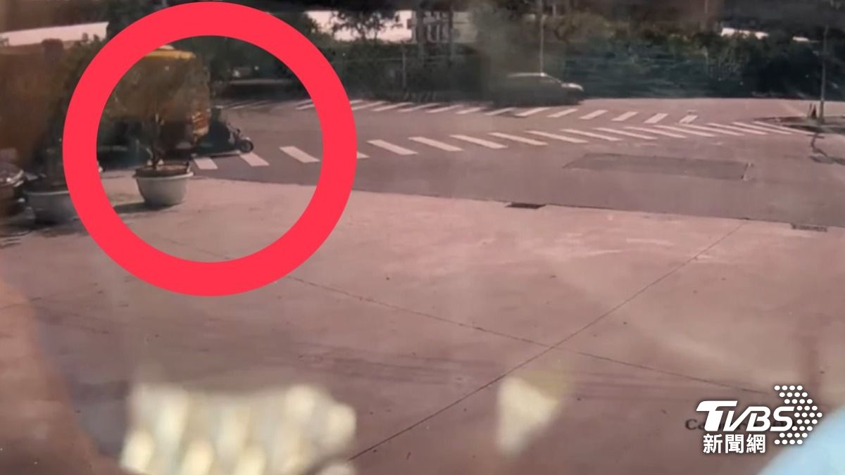 有片／撞擊畫面曝！台中婦捲大車輪遭輾斃　全家認屍跪地淚崩