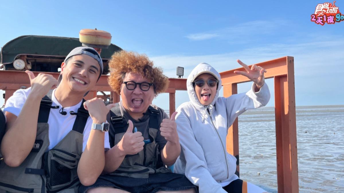 曾子余(左起)、納豆和楊晴搭乘鐵牛暢遊海灘。(圖/TVBS)