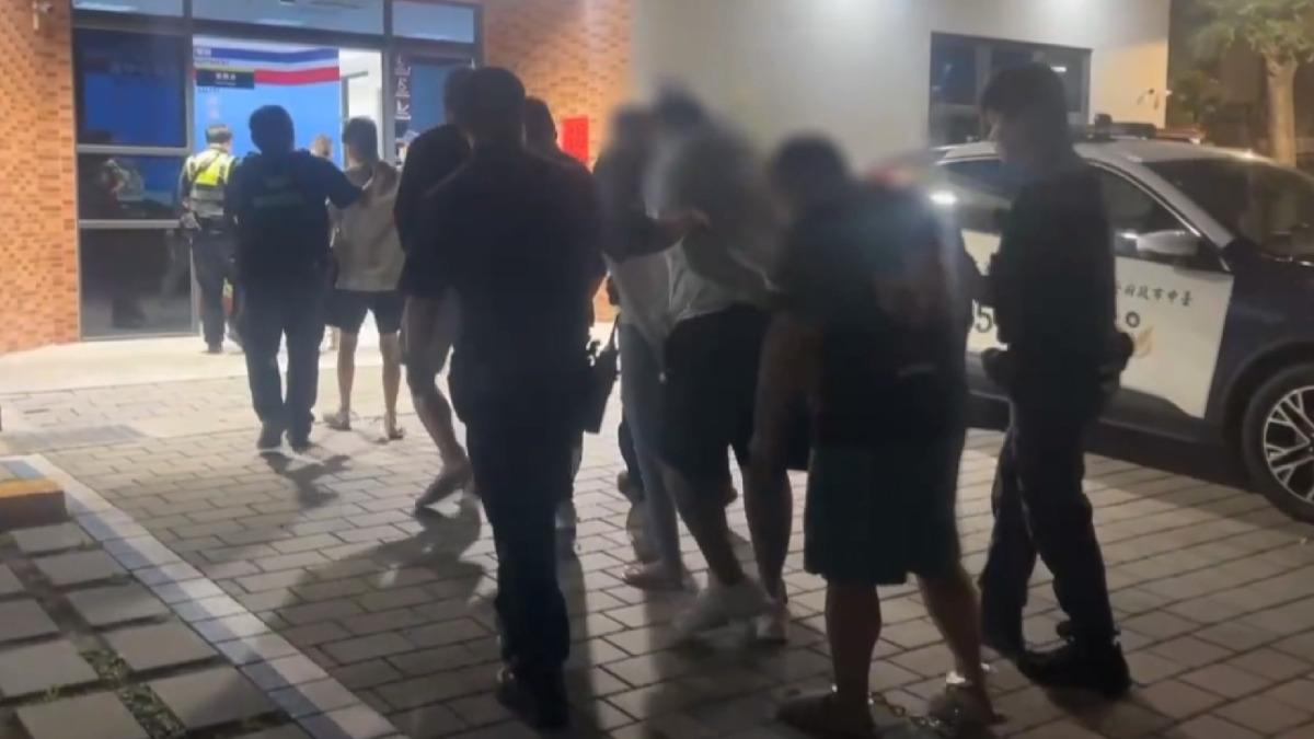 討債反遭圍毆！7人拉鐵門「困3債主」　持棍棒狂毆頭破血流。(圖／警方提供)