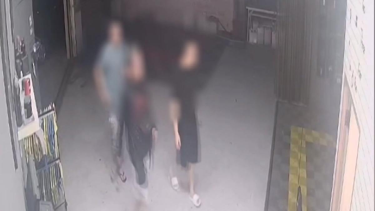 欠債不還還圍毆！７嫌洗車場內「關門打人」。(圖／警方提供)