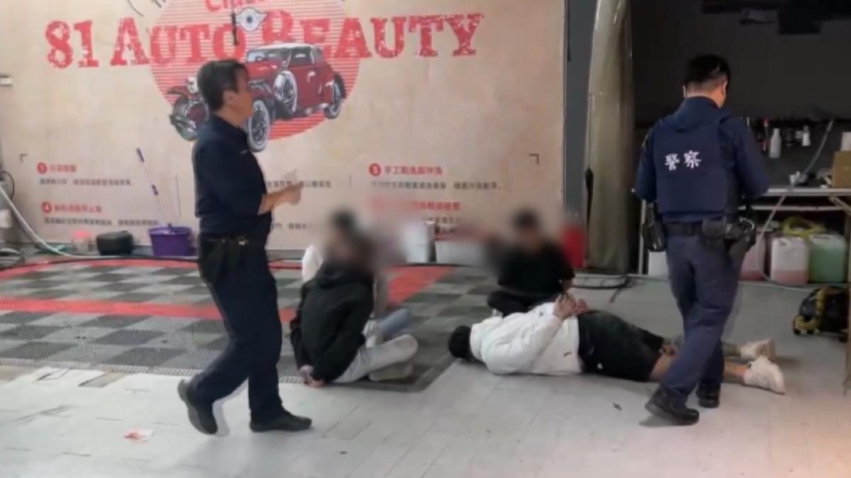 屋內發現3名男子受傷，立即將傷者送醫治療。(圖／警方提供)