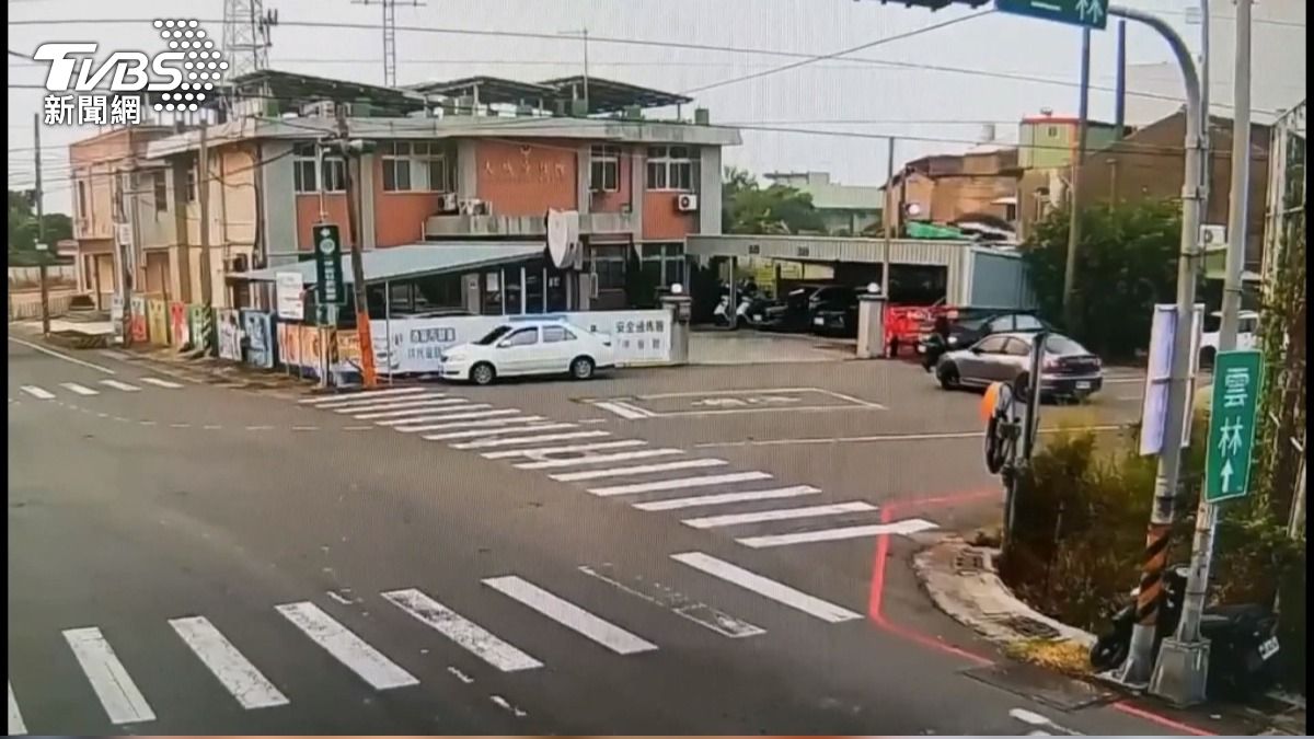 疑離婚怨氣難消!男「連5次挑釁警察」 擋派出所門口車輛衝刺。(圖/TVBS)