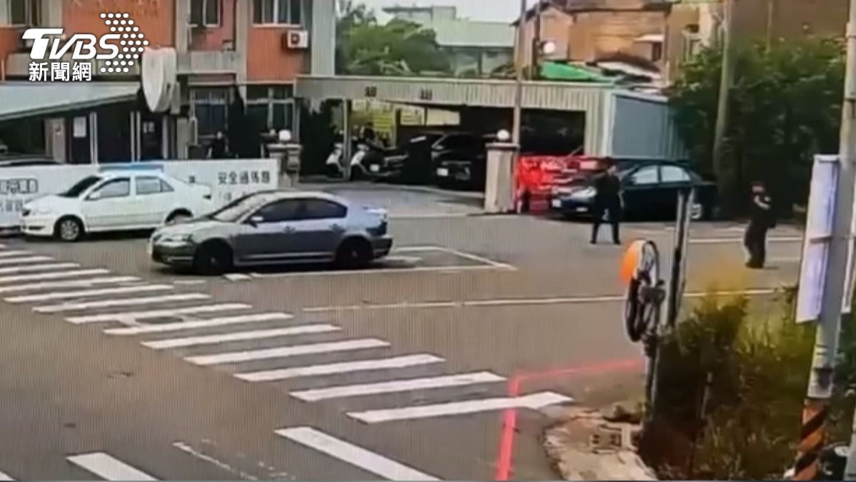 51歲男怒氣爆發逼車挑釁警察。(圖/TVBS)