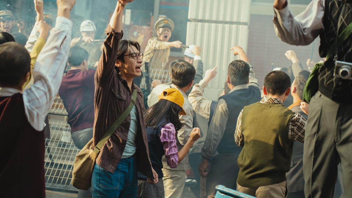 宋柏緯在片中參與抗爭大場面,相當震撼人心。(圖/瀚草文創GrX STUDIO提供)