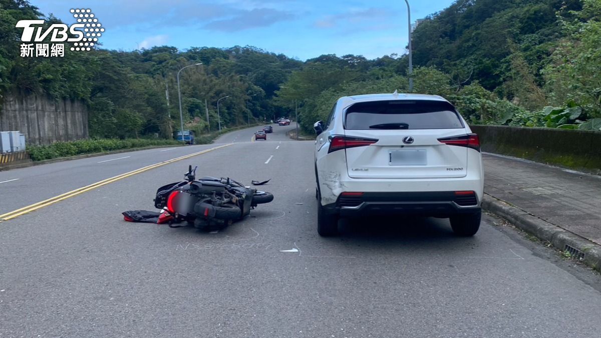 騎士與休旅車發生擦撞被唾液快篩查出涉嫌毒駕。(圖/TVBS)