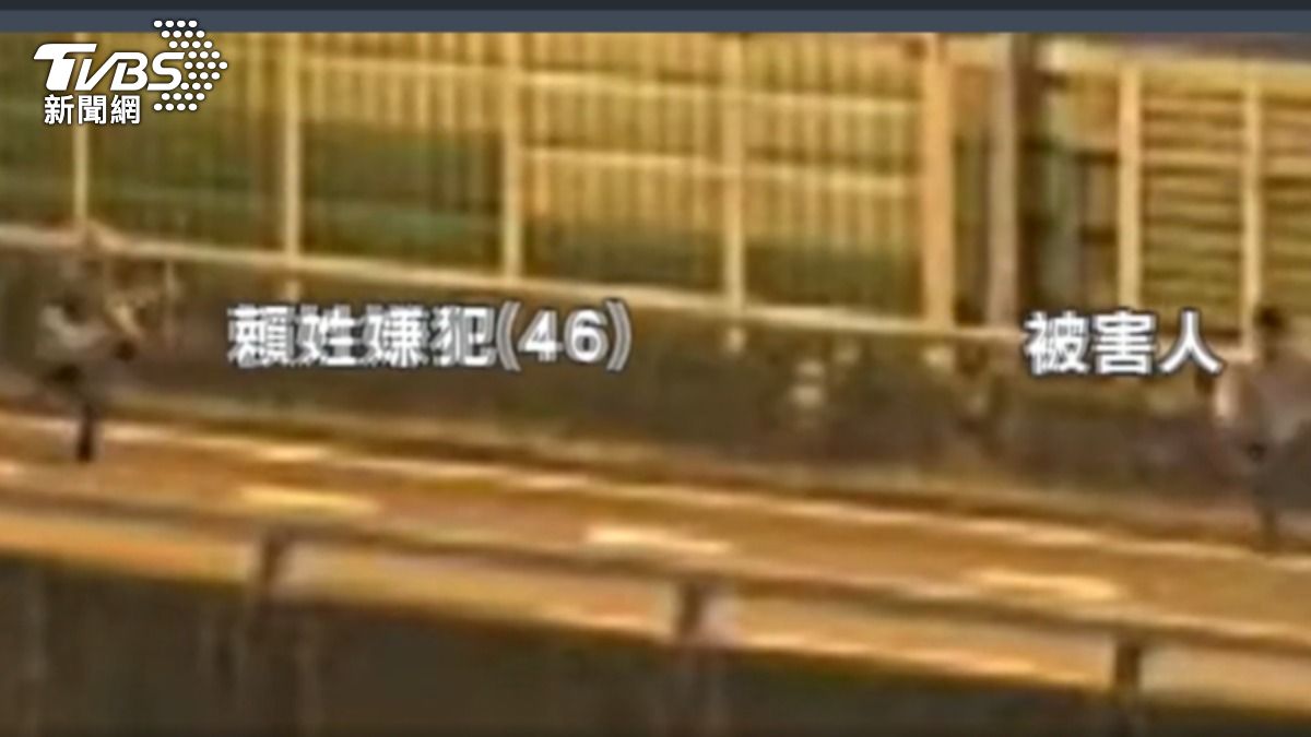 國一汐五高架上,三人狂奔,有人還拿大榔頭,追著被害男子跑。(圖/TVBS)