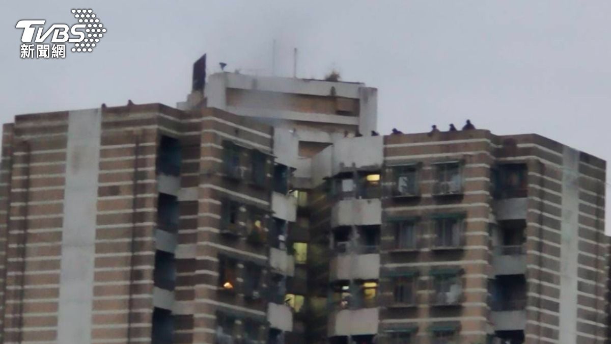 快訊/北市文山區社區大樓竄火苗 救出2人1人送醫
